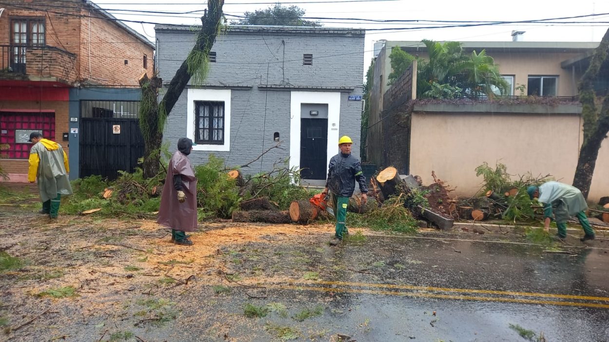 Tras La Fuerte Tormenta Asisten A Las Familias Afectadas