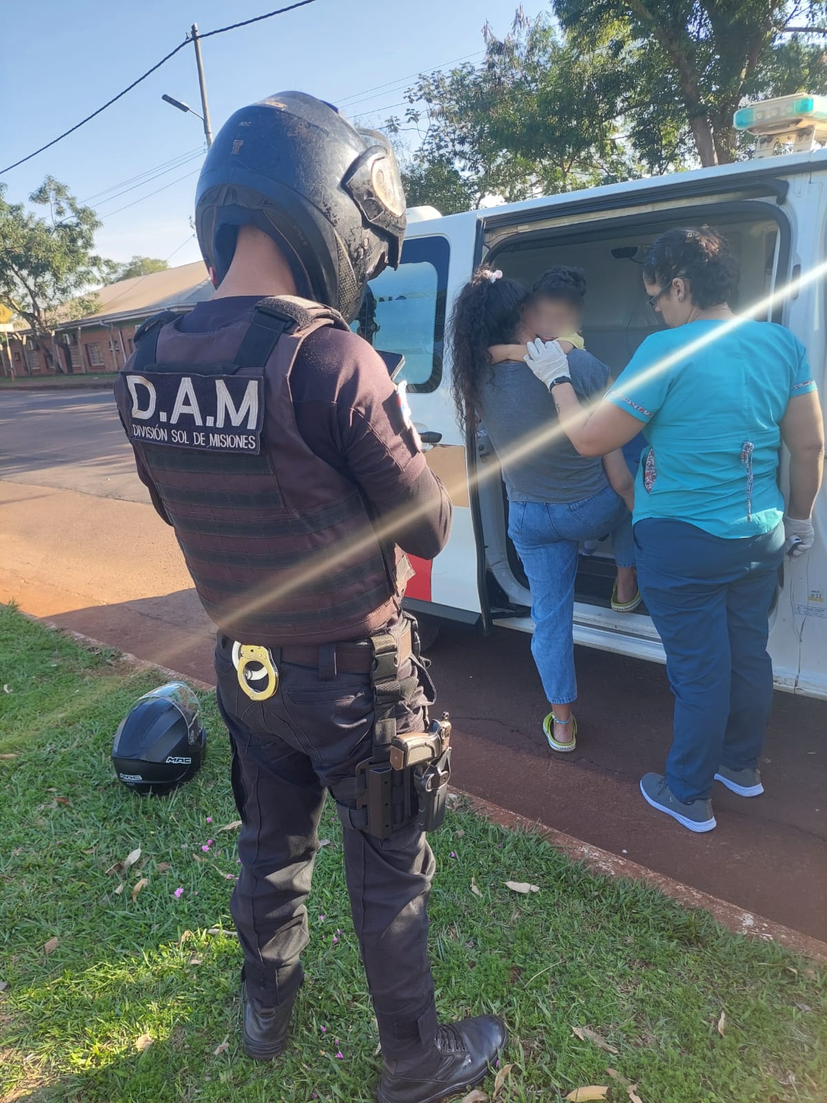 Policías asistieron a un niño que no podía respirar