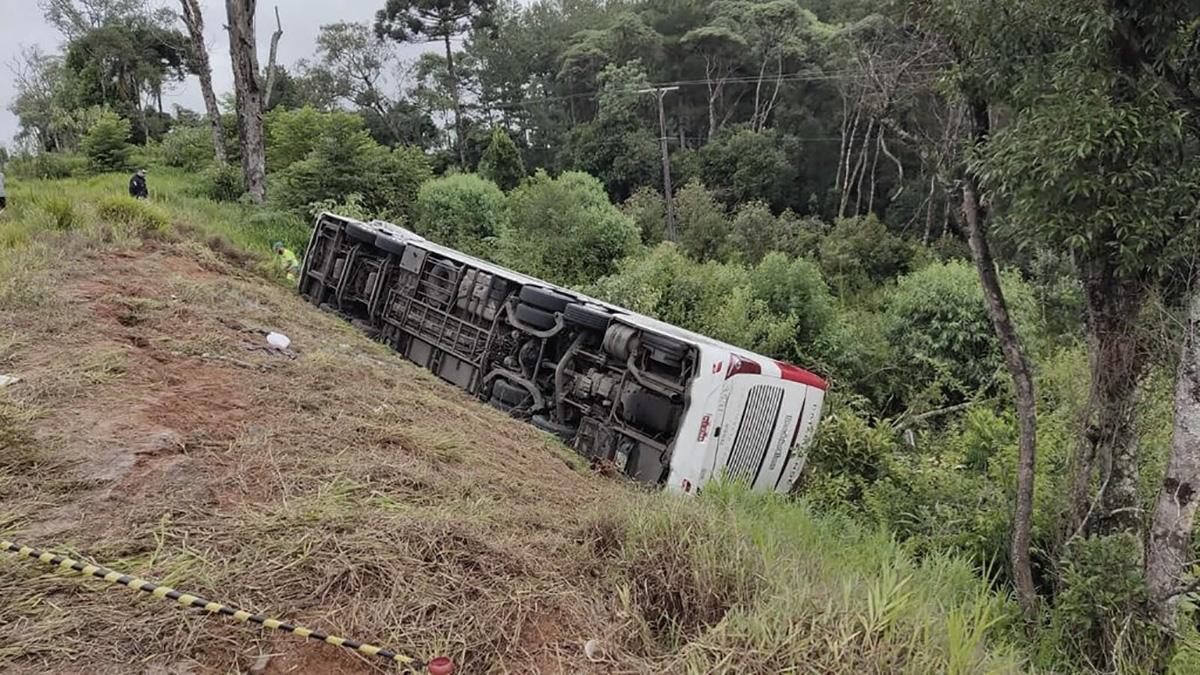 Un niño y su madre argentinos murieron al caer un bus por un barranco en Brasil imagen-1