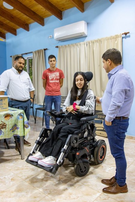 Joven de Eldorado mejora su calidad de vida al recibir una silla de ruedas motorizada imagen-5