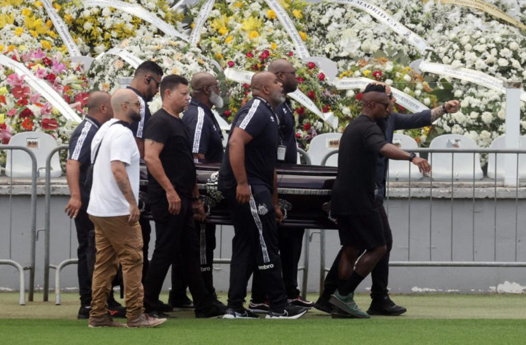 Miles de personas despiden a Pelé en el estadio de Vila Belmiro imagen-39