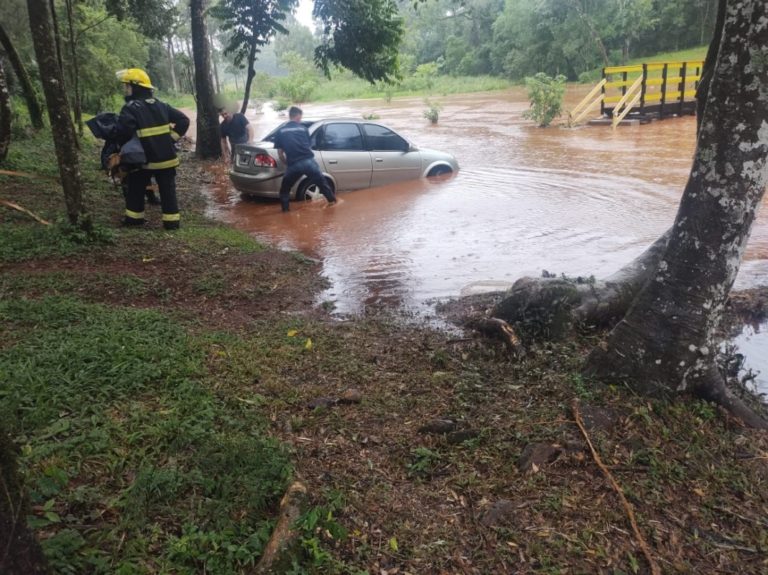 Se durmió y al despertar se encontró con el auto rodeado por el arroyo desbordado, lo rescataron imagen-48