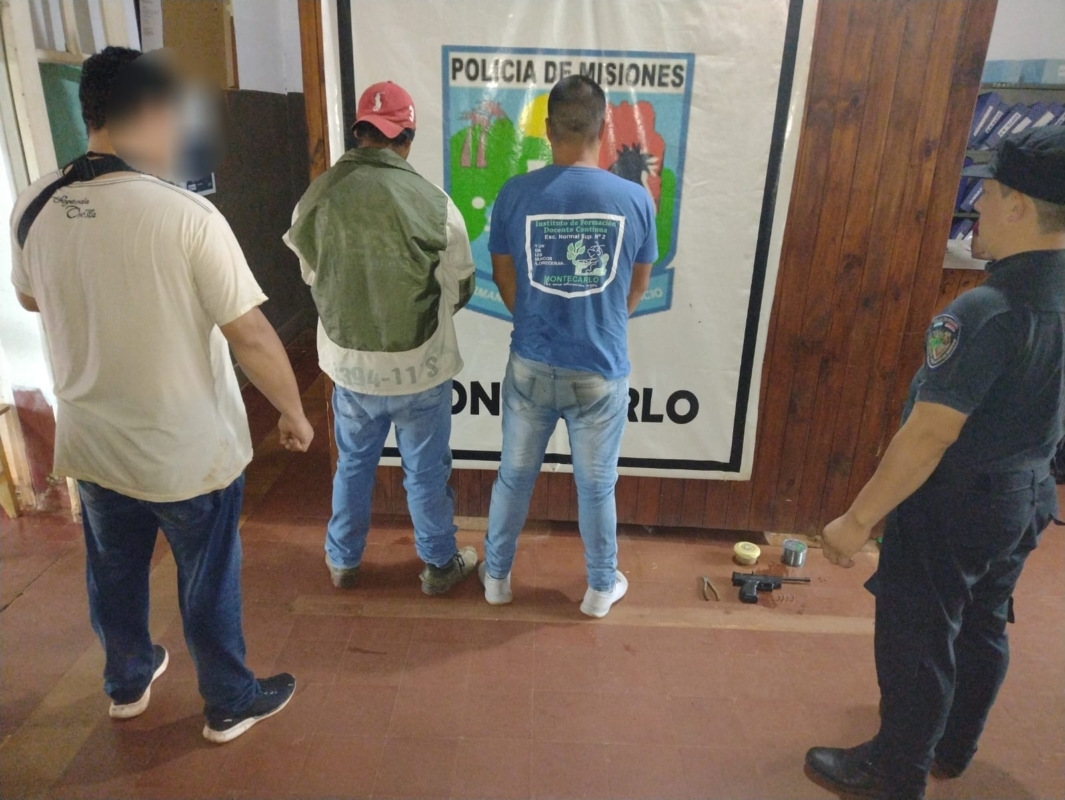 Policías cercaron y detuvieron a dos hombres por un robo perpetrado en Montecarlo imagen-1