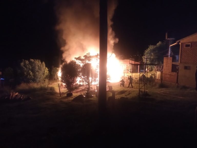 A la madrugada se produjo el incendio que consumió su vivienda imagen-33