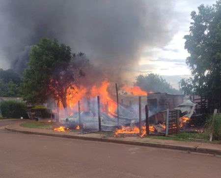 Incendio en tres viviendas y un auto, no hubo lesionados imagen-4