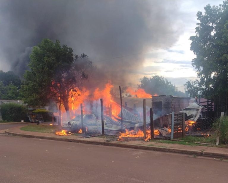 Incendio en tres viviendas y un auto, no hubo lesionados imagen-14