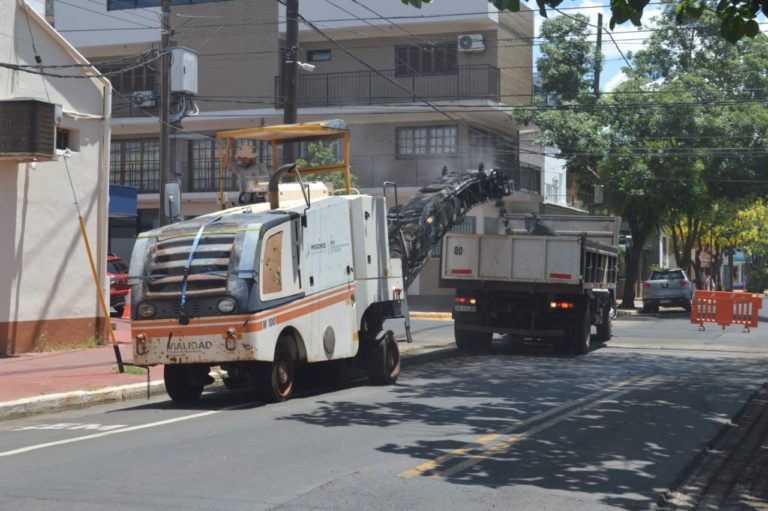 Para optimizar la circulación del microcentro posadeño desarrollan tareas de reasfaltado en calle Buenos Aires imagen-46