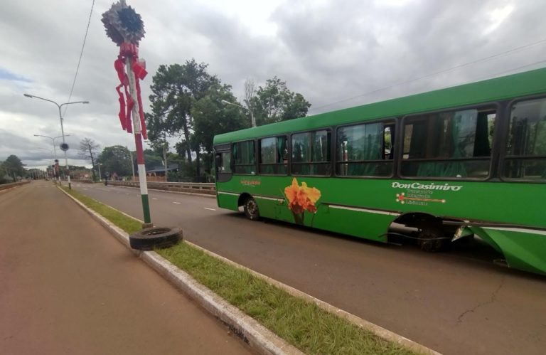 Despiste de colectivo con dos pasajeros lesionados imagen-40