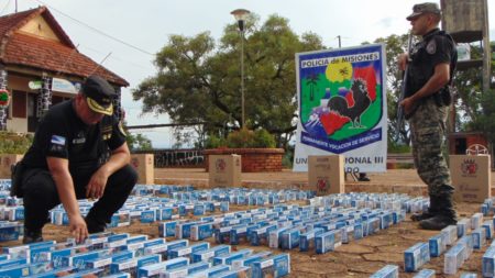 Tras una persecución policial interceptaron un vehículo robado y cargado con casi 1.400 gruesas de cigarrillos de contrabando imagen-2