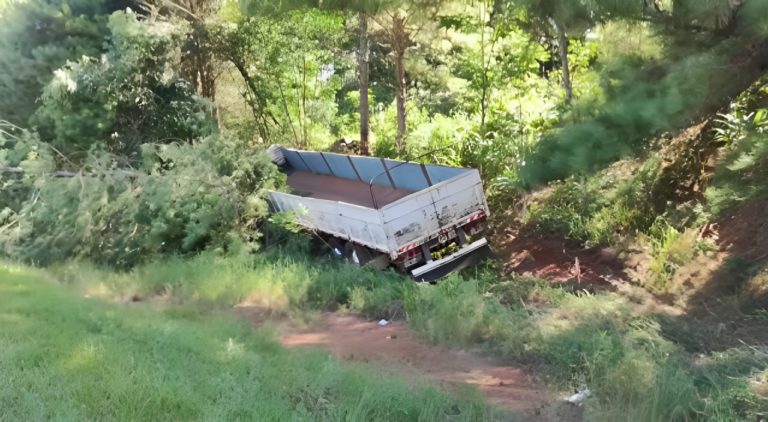 Despiste y vuelco de un camión en la ruta 12: el conductor quedó atrapado entre los hierros imagen-13