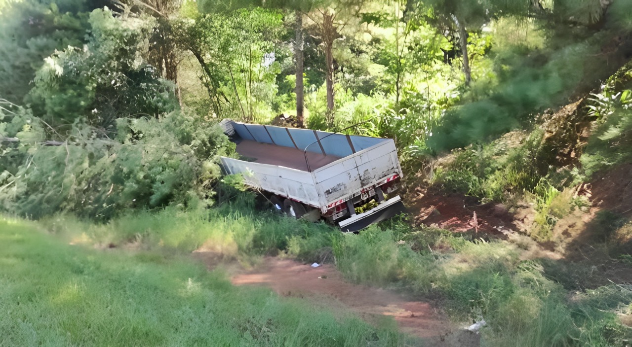 Despiste y vuelco de un camión en la ruta 12: el conductor quedó atrapado entre los hierros imagen-1