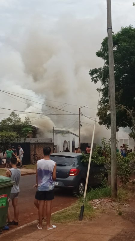 Incendio en Itaembé Miní: bomberos del lugar y vecinos trabajaron para sofocar el fuego imagen-10