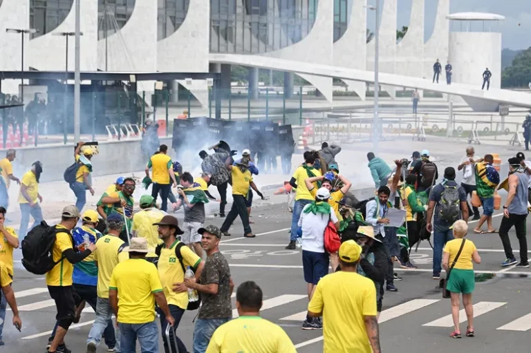 Máxima tensión en Brasilia: bolsonaristas entraron y destrozaron el Congreso imagen-28