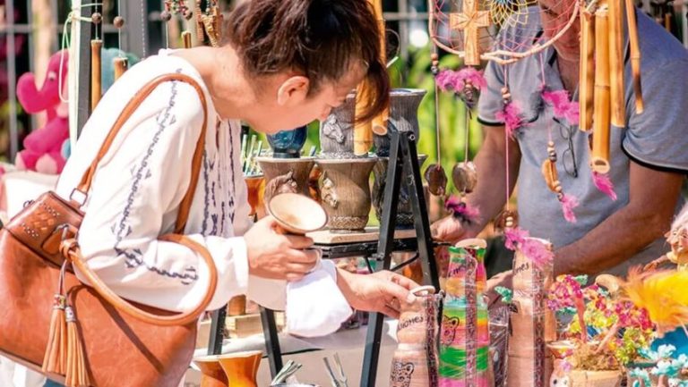 Paseo Comercial: emprendedores misioneros llevaron a creaciones a la Plaza San Martín imagen-39