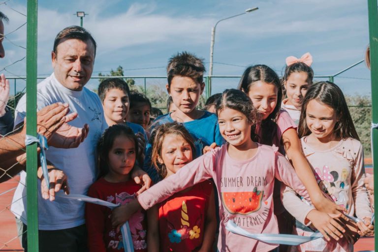 En la inauguración de un playón deportivo en Apóstoles, el Gobernador dijo que es una acción política "para la inclusión de nuestros jóvenes" imagen-32