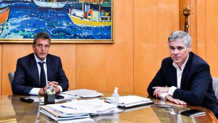 Massa y el presidente de YPF analizaron el plan de inversiones y proyectos de la petrolera imagen-8