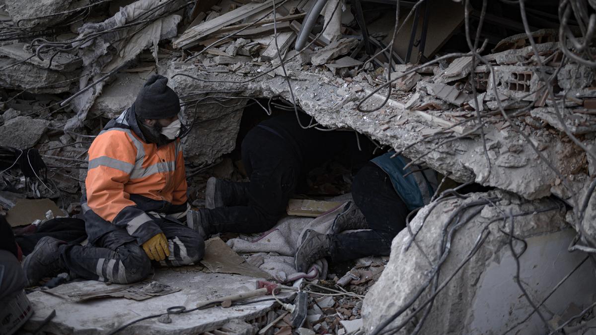 Brigadistas argentinos lograron rescatar a tres personas con vida entre los escombros en Turquía imagen-1
