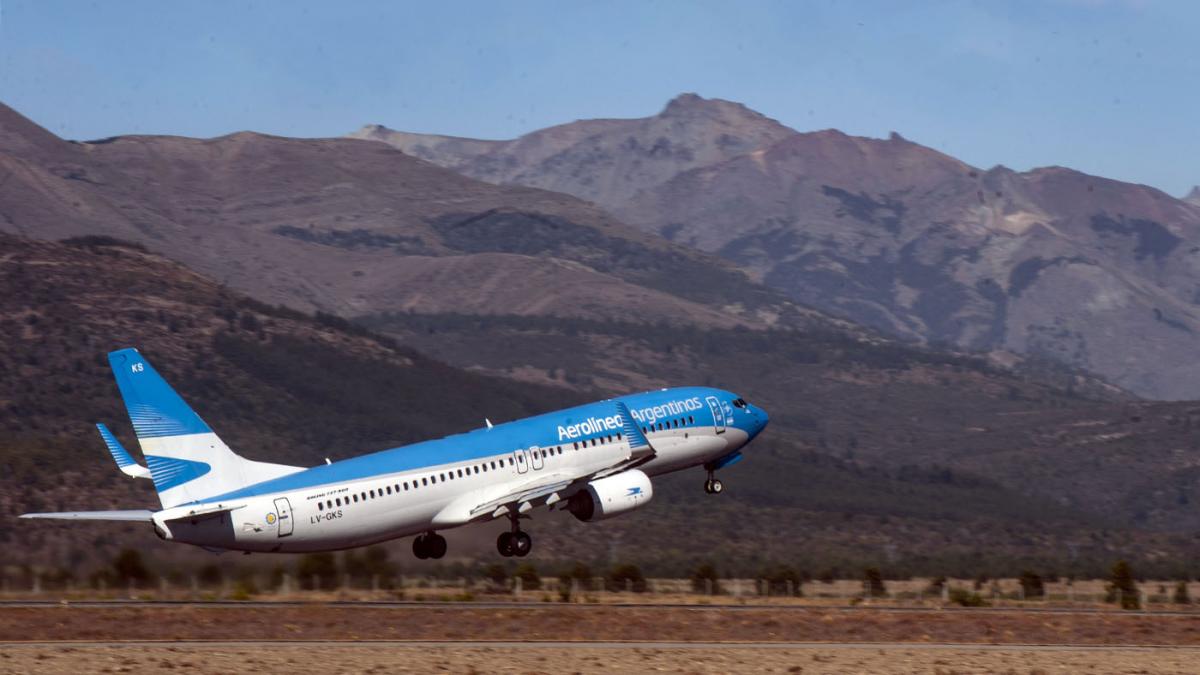Aerolíneas Argentinas transportó casi 2,4 millones de pasajeros entre enero y febrero imagen-1