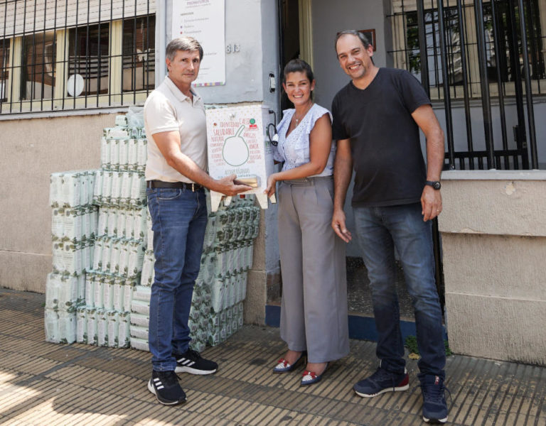 Entrega de yerba mate y calentador de agua a la Fundación Pequeños Gigantes imagen-25