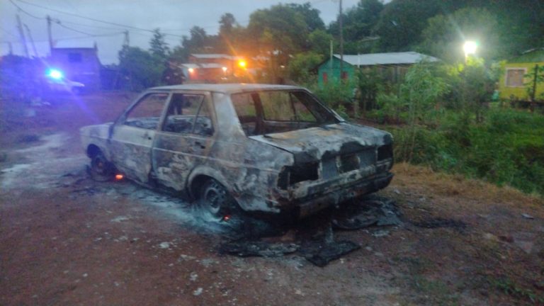 Dormía, escuchó ruidos afuera y al salir vio que su auto estaba en llamas imagen-20