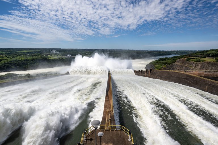 Al abrir 2 canaletas de su vertedero, Itaipú volcó 12 millones m3/s, ocho veces el caudal promedio de las Cataratas del Iguazú imagen-33