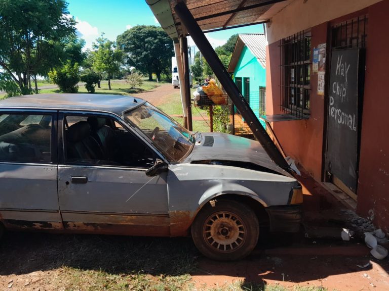 Automovilista atropelló a una mujer que cruzaba la ruta y terminó con el vehículo contra el poste de un comercio imagen-19