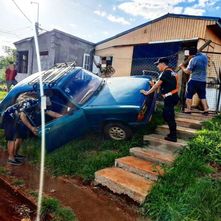 Automovilista con 3,22 gramos de alcohol en sangre terminó en la vereda de una casa y detenido imagen-38