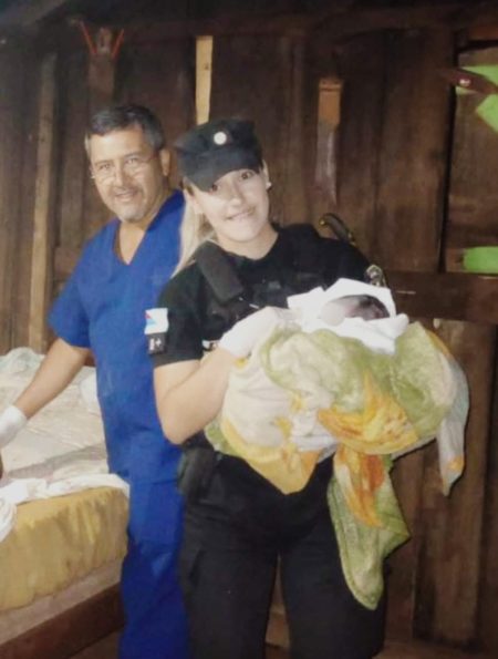 Policías y enfermero asistieron a una mujer durante el parto en su vivienda imagen-9