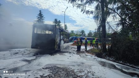 Se incendió un colectivo en Puerto Iguazú cuando transportaba pasajeros imagen-1
