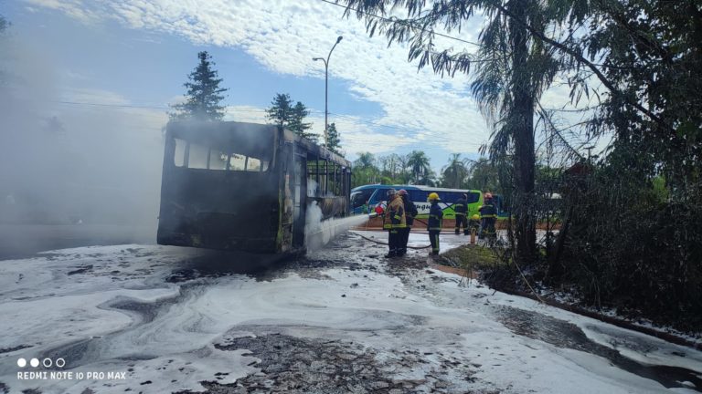 Se incendió un colectivo en Puerto Iguazú cuando transportaba pasajeros imagen-36