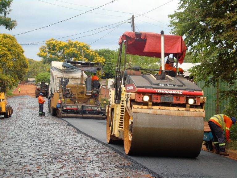 Avanzan con el asfaltado y la puesta en valor de la trama urbana de Garupá imagen-40