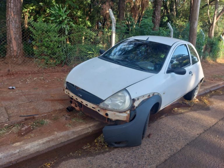 Abandonaron el auto tras despistar en avenida posadeña y cuando fueron detenidos dieron positivo al alcotest imagen-39