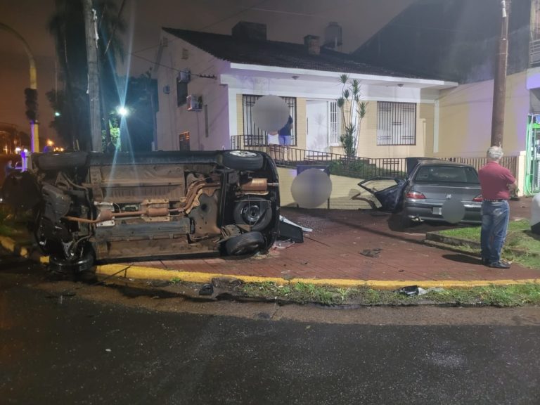 Fuerte colisión vehicular en cruce de avenidas dejó varios jóvenes heridos imagen-39