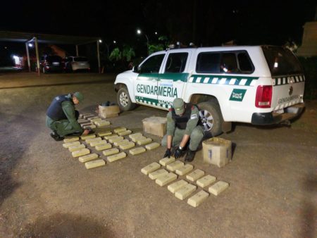 Patrullas de gendarmes hallan 97 kilos de marihuana entre la maleza imagen-4