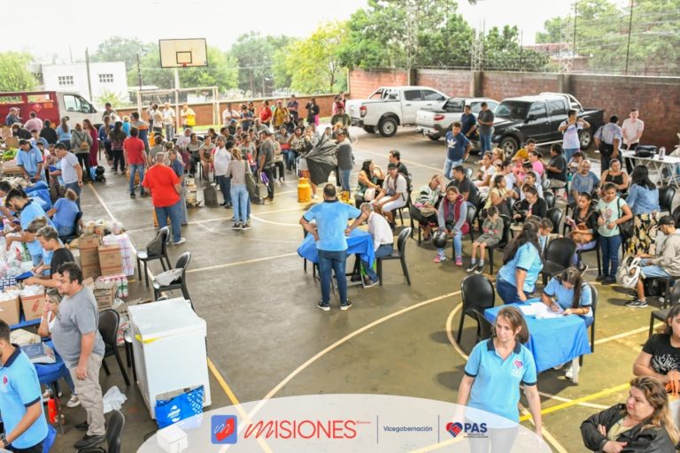 El P.A.S. Posadas acercó el Mercadito Solidario y el Micro Operativo a Itaembé Miní imagen-24