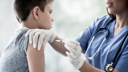 La OMS llama a "considerar" si se sigue vacunando contra la Covid a grupos de bajo riesgo imagen-9