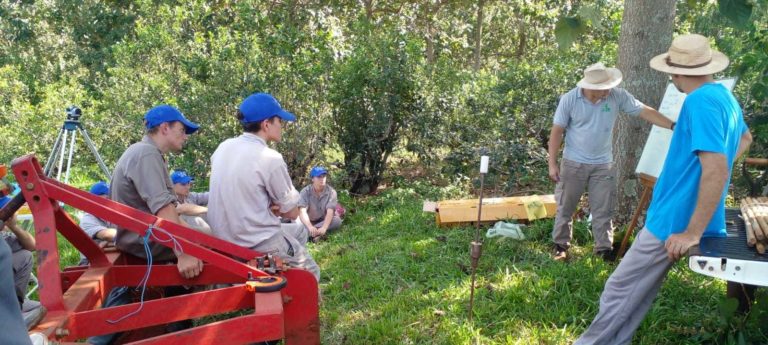 Brindan capacitación para evitar erosión y retener el agua a productores y alumnos de una IEA en una chacra misionera imagen-11