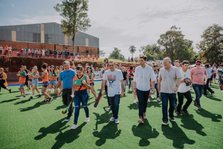 Al inaugurar en Puerto Iguazú la primera cancha de hockey sobre césped sintético, el Gobernador destacó la inversión en obras viales, salud, educación y el deporte imagen-17