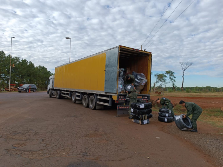 Decomisan en Fachinal, 97 encomiendas con neumáticos ingresados de contrabando imagen-10