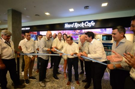 En una nueva área de embarque del aeropuerto de Iguazú, abrió sus puertas el Hard Rock Café imagen-2