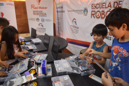 Entrega de insumos a la Red Maker de la Escuela de Robótica distribuida en los 78 municipios imagen-8