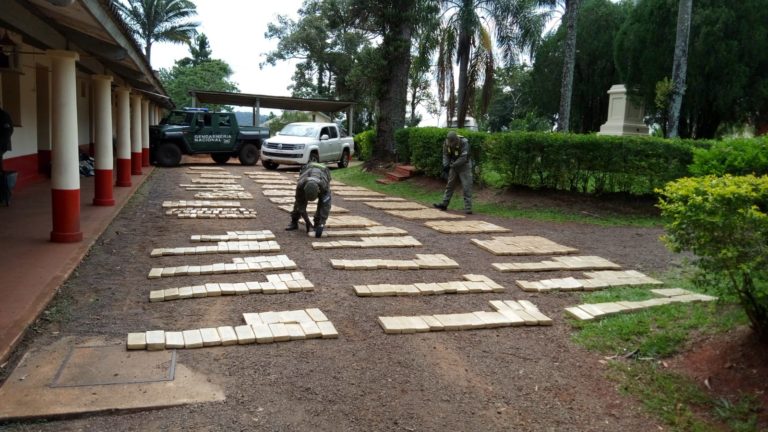 Secuestran camioneta abandonada con más de 1.200 kilos de marihuana imagen-23