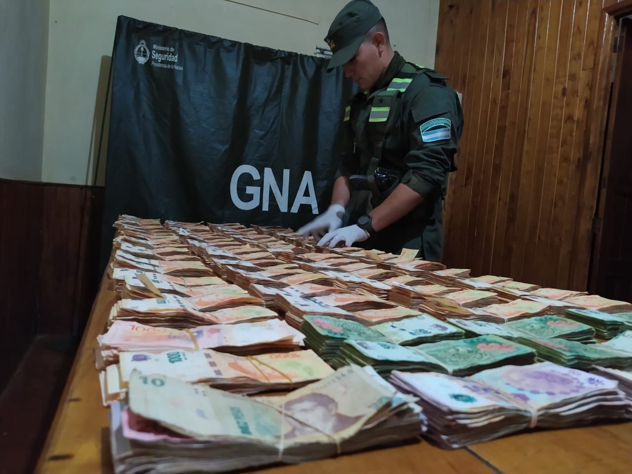 Presunto lavado de activos: viajaban con más de ocho millones de pesos sin aval legal imagen-1