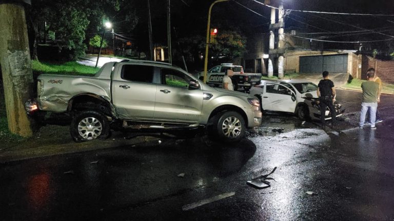 Fuerte colisión vehicular en cruce de avenidas dejó un lesionado imagen-36