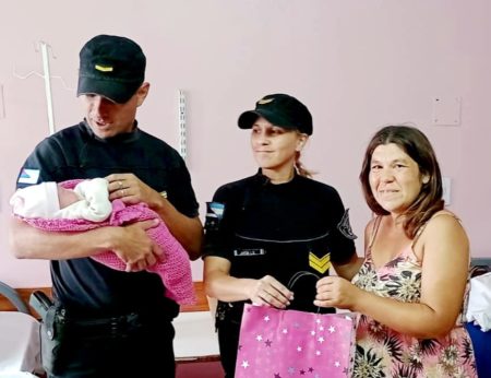 Dos policías de Bonpland asistieron a una madre que estaba dando a luz en su casa imagen-9