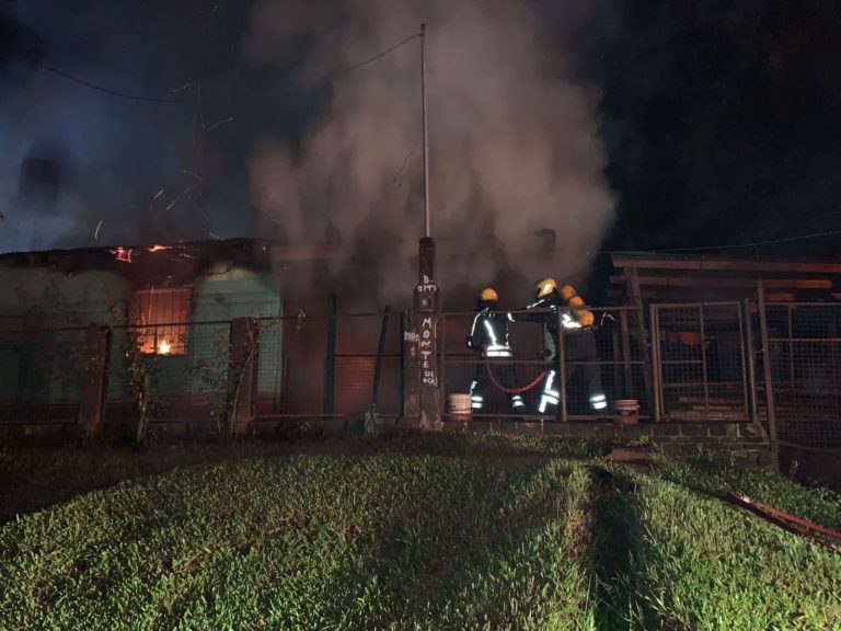 Policías arrestaron a un hombre que incendió su casa con la familia adentro imagen-3