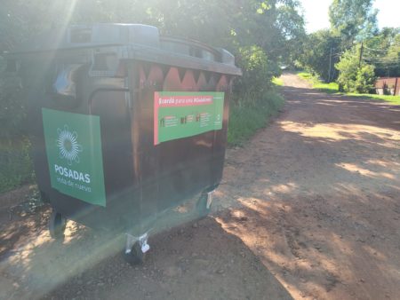 Colocaron más de 50 contenedores de residuos en Itaembé Miní imagen-5