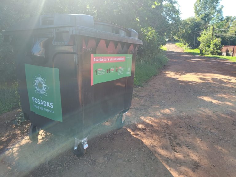 Colocaron más de 50 contenedores de residuos en Itaembé Miní imagen-48