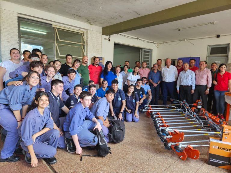 Uniformes de taller y mochilas entregan a estudiantes de escuelas técnicas imagen-28