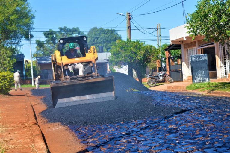 Asfalto sobre empedrado, iniciaron obras en Itaembé Miní imagen-45